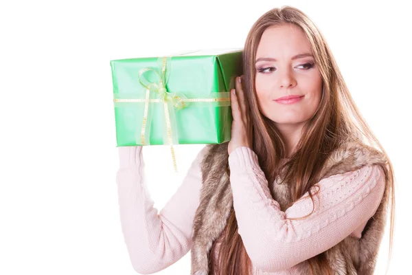 Mujer sosteniendo caja verde — Foto de Stock