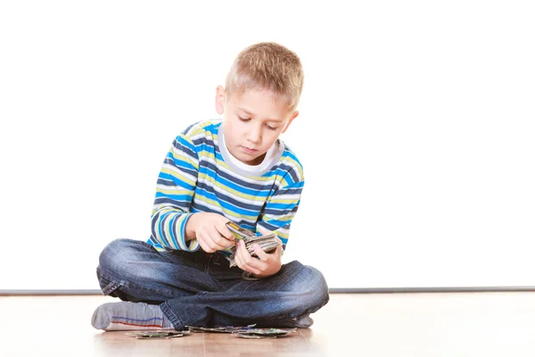 Kleine Jungs haben Spaß und spielen Karten. — Stockfoto