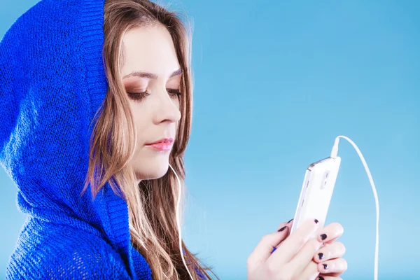 Mujer joven con teléfono inteligente escuchar música — Foto de Stock