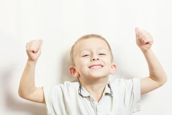 Kleine jongen hebben plezier met grappige gebaren — Stockfoto
