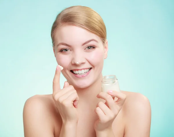 Mujer aplicando crema —  Fotos de Stock