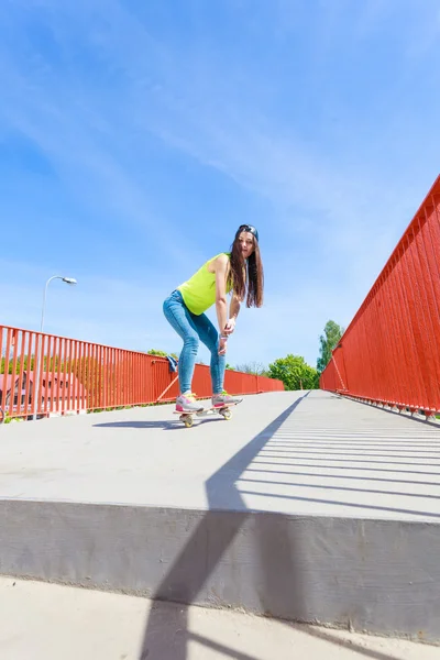 Patinador niña monopatín —  Fotos de Stock