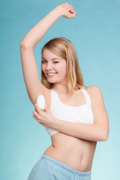 Ragazza che applica stick deodoran — Foto Stock