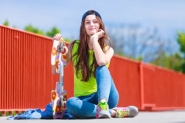 Meisje schaatser met skateboard — Stockfoto