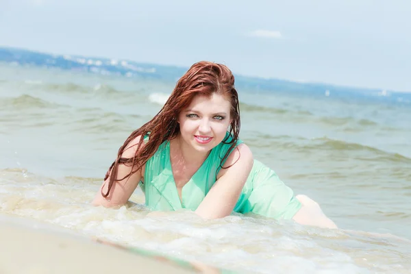 Sensuell flicka våt duk i vatten på kusten. — Stockfoto
