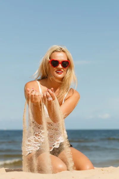 Pretty girl on beach. — Stock Photo, Image