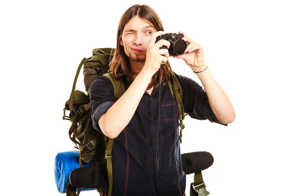 Homem turista mochileiro tirar foto com câmera. — Fotografia de Stock