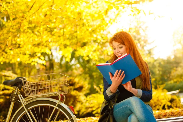 Kobieta dziewczyna relaks w jesiennym parku czytanie książki — Zdjęcie stockowe