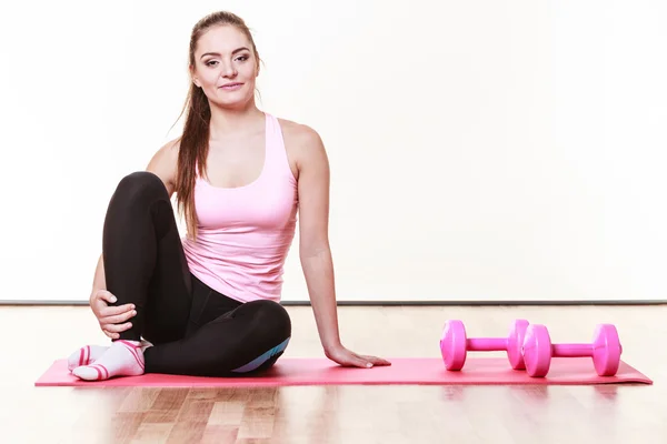 Mujer preparándose para levantar pesas — Foto de Stock