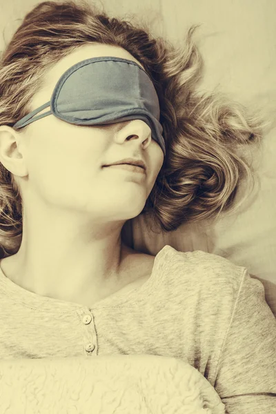Κουρασμένος γυναίκα στον ύπνο στο κρεβάτι — Φωτογραφία Αρχείου