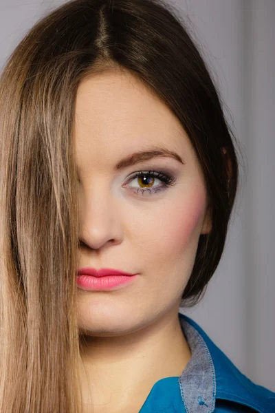 Mujer cubriendo parte de la cara por el pelo largo —  Fotos de Stock