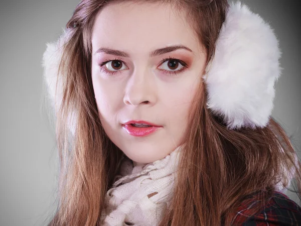 Młoda kobieta w zimie. — Zdjęcie stockowe