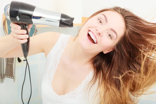 Donna che asciuga i capelli in bagno — Foto Stock