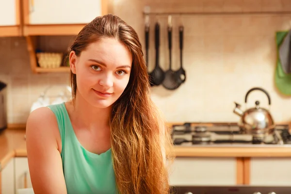 Woman sitting in kitchen. — Stock Photo, Image