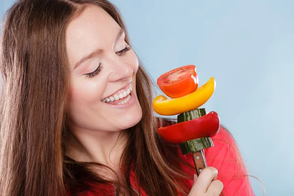 Kvinde bedrift gaffel med friske grøntsager - Stock-foto