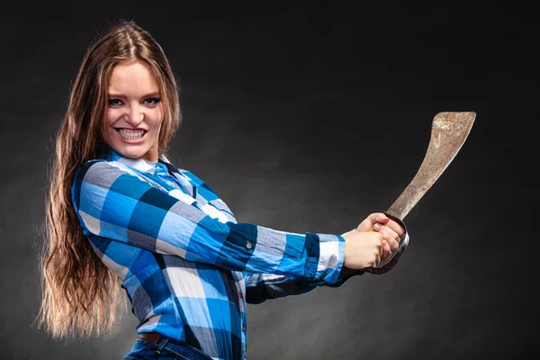 Mujer sosteniendo machete — Foto de Stock