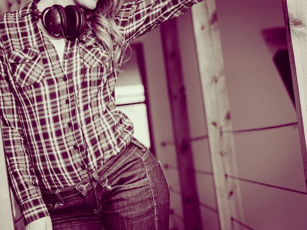 Woman  listening to  music — Stock Photo, Image