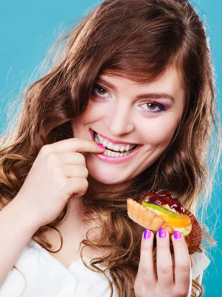 Vrouw met cake van het fruit — Stockfoto