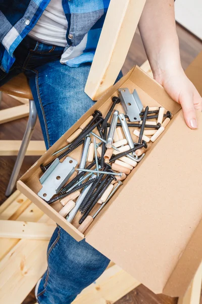 Humano con destornillador y clavos. Bricolaje . — Foto de Stock