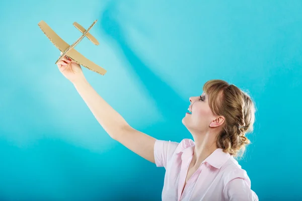 休暇について考える女は、飛行機を保持します。 — ストック写真