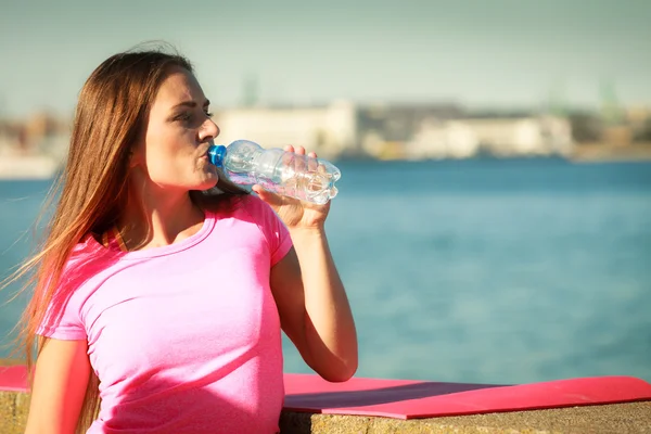 Vrouw met water na training — Stockfoto
