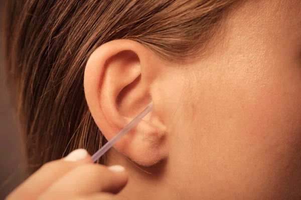 Kadın kulak Temizleme — Stok fotoğraf