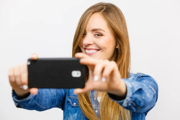 Woman taking self picture — Stock Photo, Image