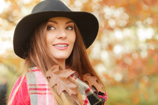 Belle femme dans le parc d'automne — Photo