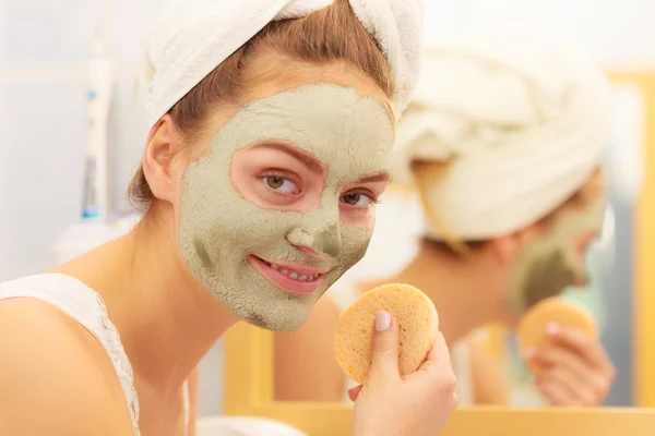 Wanita menghapus masker di kamar mandi — Stok Foto