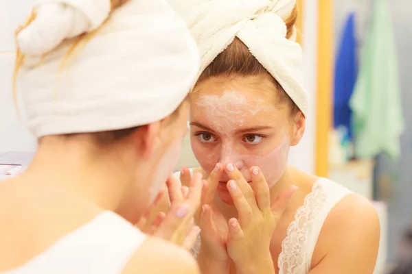 Woman applying mask cream — Stock Photo, Image