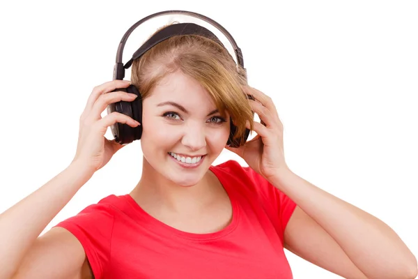 Vrouw in grote koptelefoon luisteren muziek geïsoleerd — Stockfoto