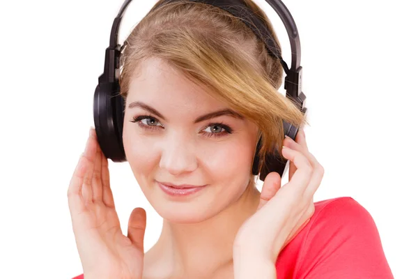 Kobieta w wielkim słuchawki słuchania muzyki na białym tle — Zdjęcie stockowe