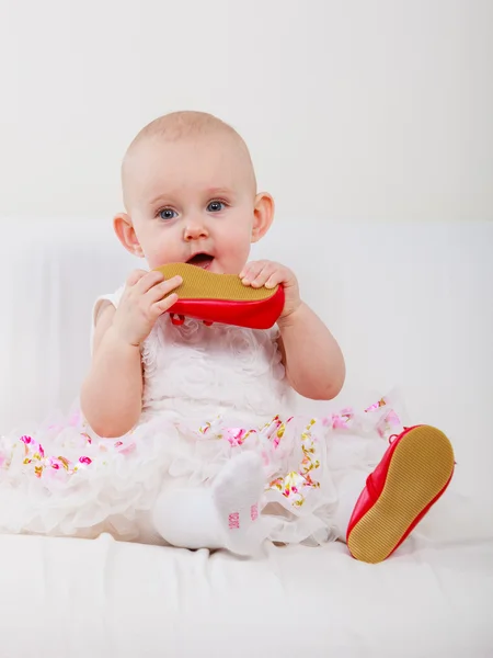 赤ちゃんの女の子の痛烈な靴 — ストック写真