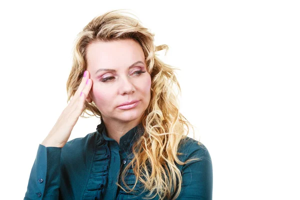 Elegante donna con mal di testa — Foto Stock