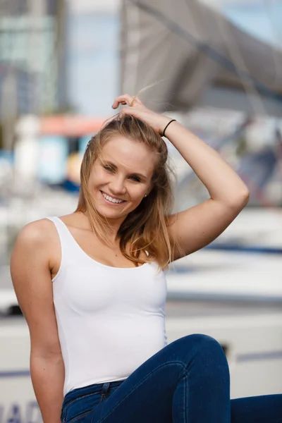 Retrato de mulher de beleza na marina — Fotografia de Stock