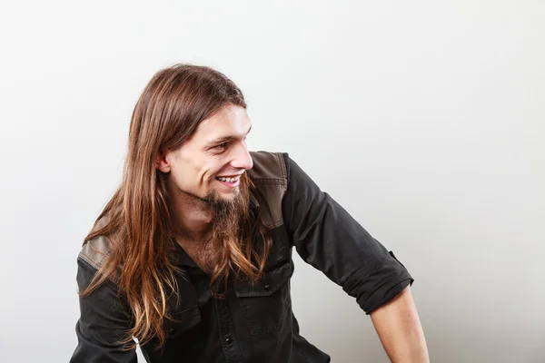 Hombre sonriente posando en el estudio —  Fotos de Stock