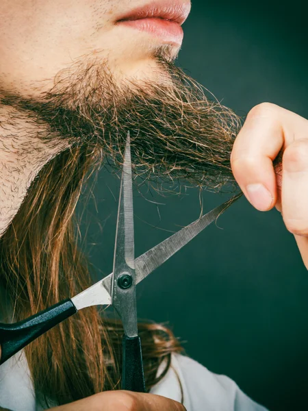 Homem cortando sua barba — Fotografia de Stock