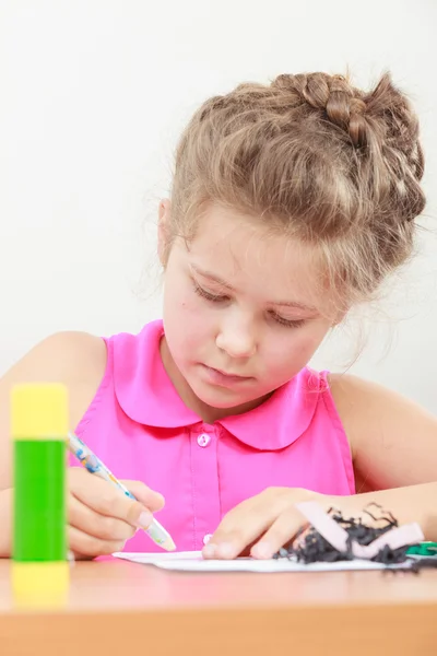 Petite fille dessiner dans la salle de classe — Photo