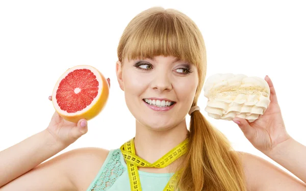 Mujer elegir fruta o pastel hacer elección dietética —  Fotos de Stock