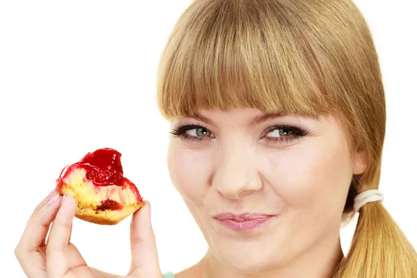 Woman holding cake — Stock Photo, Image