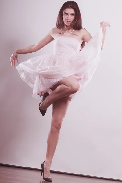 Жінка в яскравій сукні і високі підбори взуття танцює — стокове фото