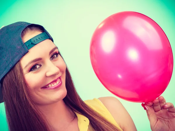 Menina adolescente feliz com balão vermelho . — Fotografia de Stock
