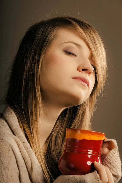 Bebida. Menina segurando xícara caneca de chá ou café de bebida quente — Fotografia de Stock