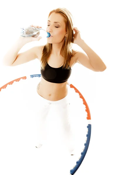 Chica en forma deportiva haciendo ejercicio con hula hoop . — Foto de Stock