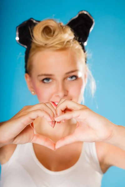 Pin up style, retro girl with heart sign. — Stock Photo, Image