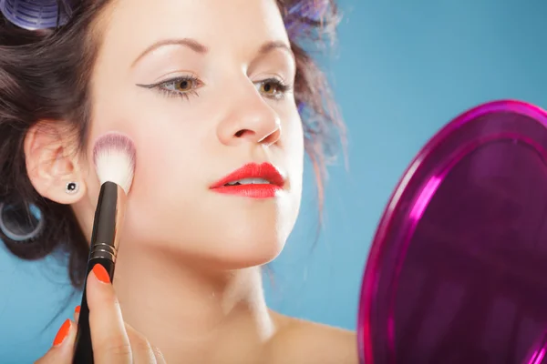 Mujer aplicando rouge rubor maquillaje —  Fotos de Stock