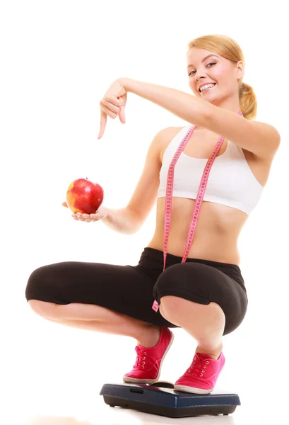Mutlu bir kadın tutarak elma — Stok fotoğraf