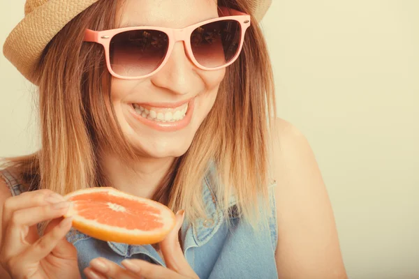 Szczęśliwa kobieta w kapeluszu pić soku grejpfrutowego. Dieta — Zdjęcie stockowe