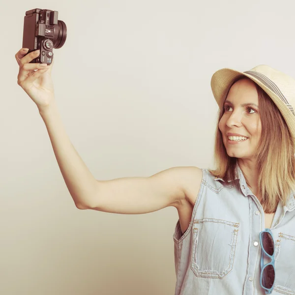 Žena selfie, vlastní obrázek s fotoaparátem. — Stock fotografie