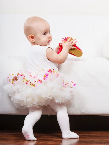 Meisje met rode schoenen — Stockfoto